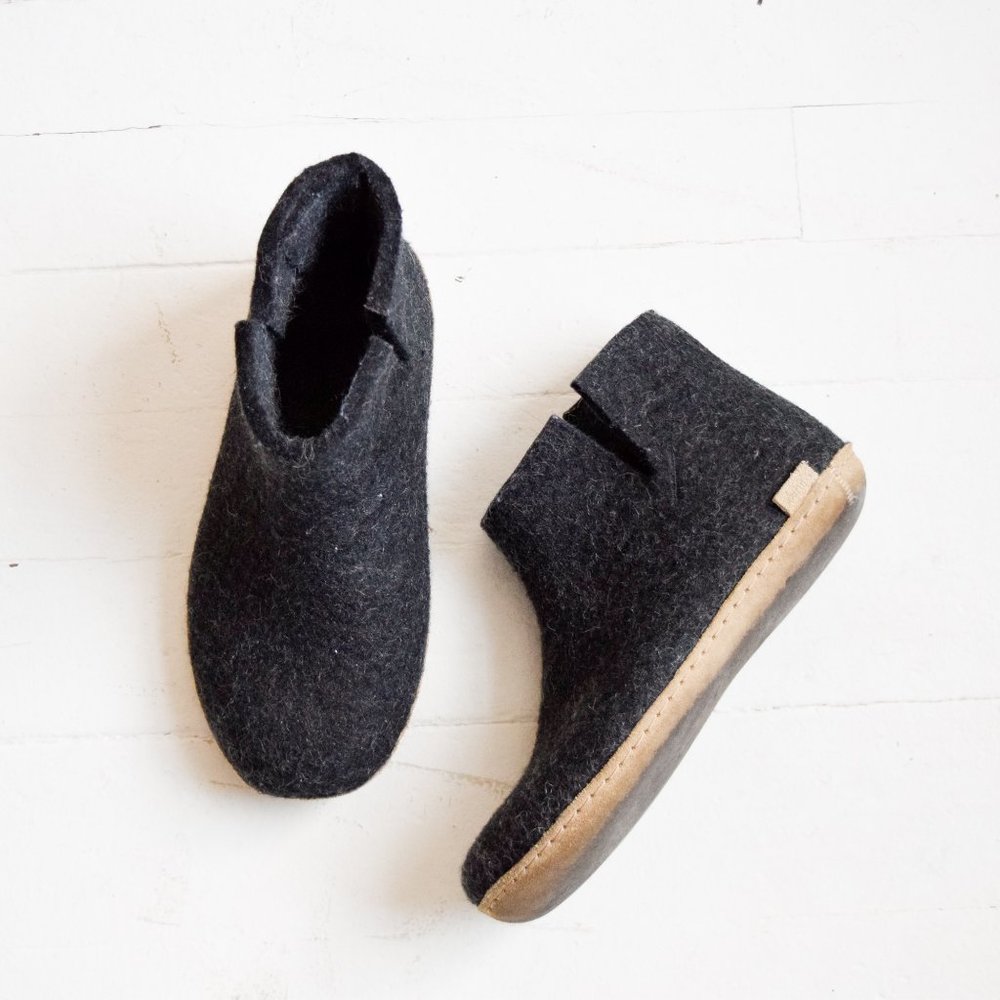 charcoal glerups booties, size 6
